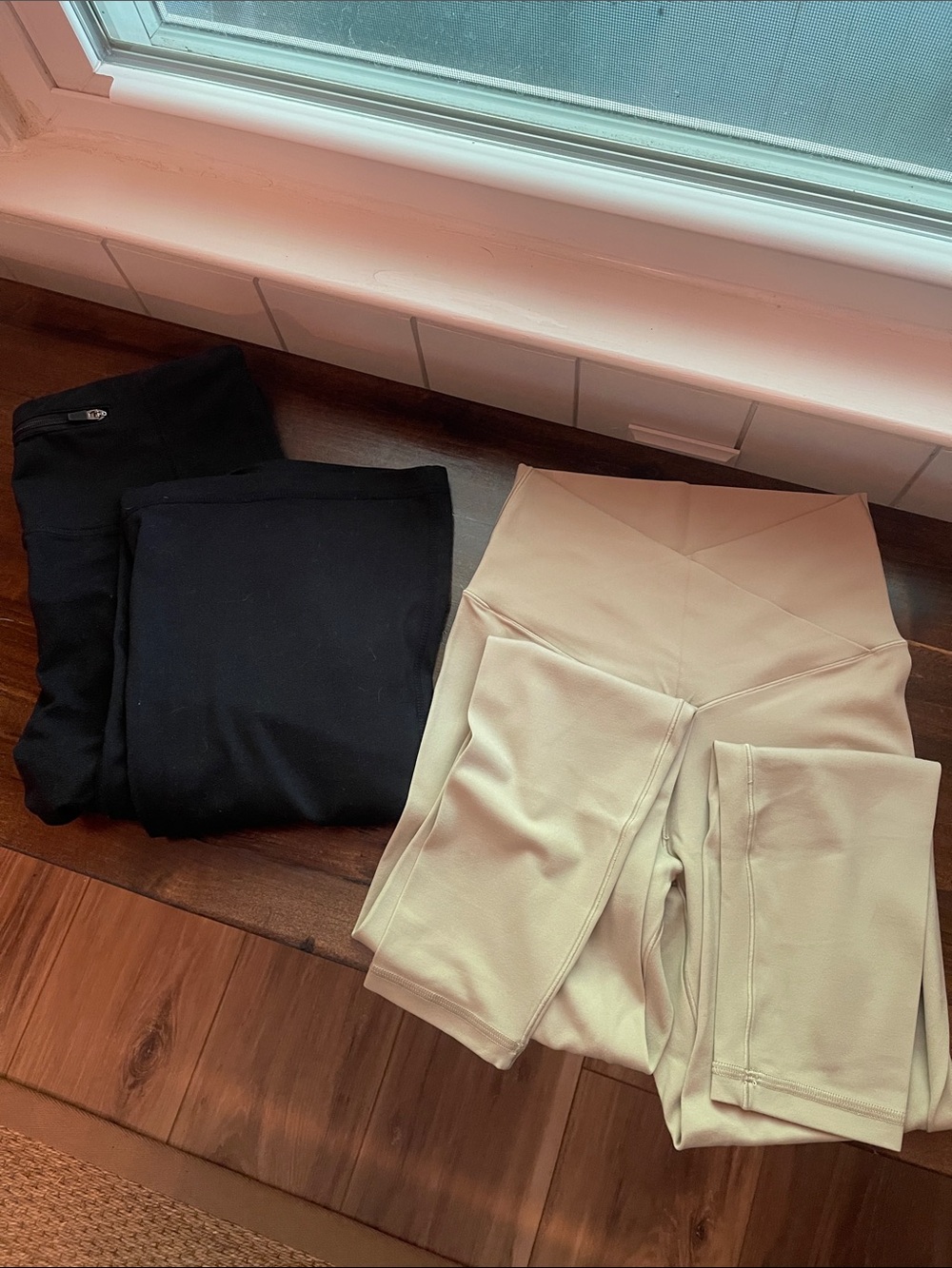 2 pr EUC Seamless High-Waist Leggings - Black & Cream SMALL